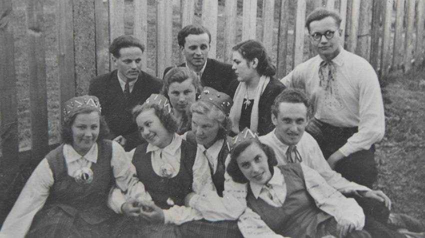 Deju pulciņa dalībnieki, kas vēlāk izauga par pazīstamo Daugavpils Universitātes deju kolektīvu “Laima”. Lidija ir pirmajā rindā labajā pusē. Foto no Genovefas Barkovskas arhīva, paņemts no portāla grani.lv