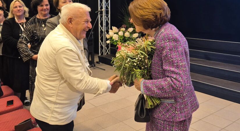 Andžejs Vasiļevskis un Latvijas eksprezidente Vaira Vīķe-Freiberga Senioru festivālā Kuldīgā. 2025. gada 17. septembris. Foto: vidusdaugavasnvo.lv