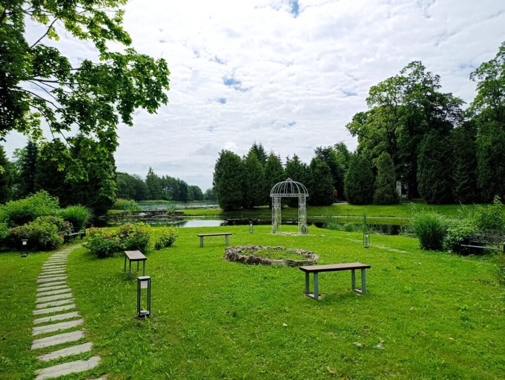 Krūmu sen vairs nav, Mīlestības saliņa ir labiekārtota, taču nosaukums ir palicis. 2026. gada 19. jūnijs. Foto: Evita Savicka