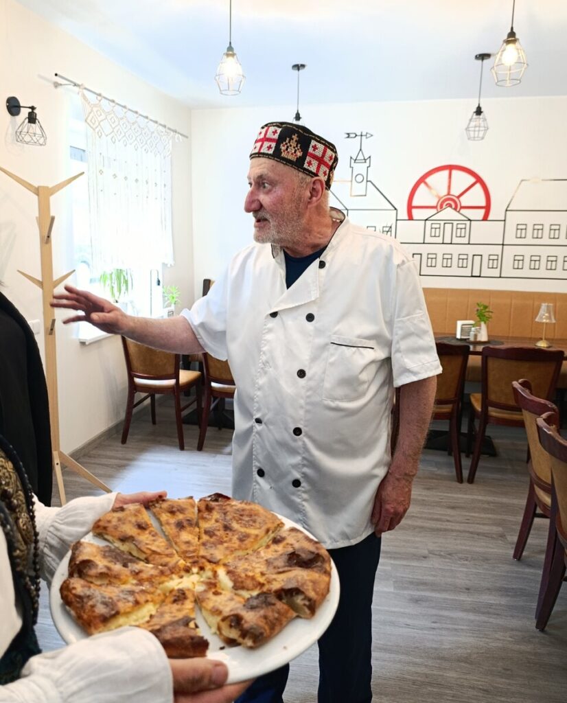 "Mīlestības emigrants" Levans un viņa hačapuri. 2026. gada 19. jūnijs. Foto: Evita Savicka