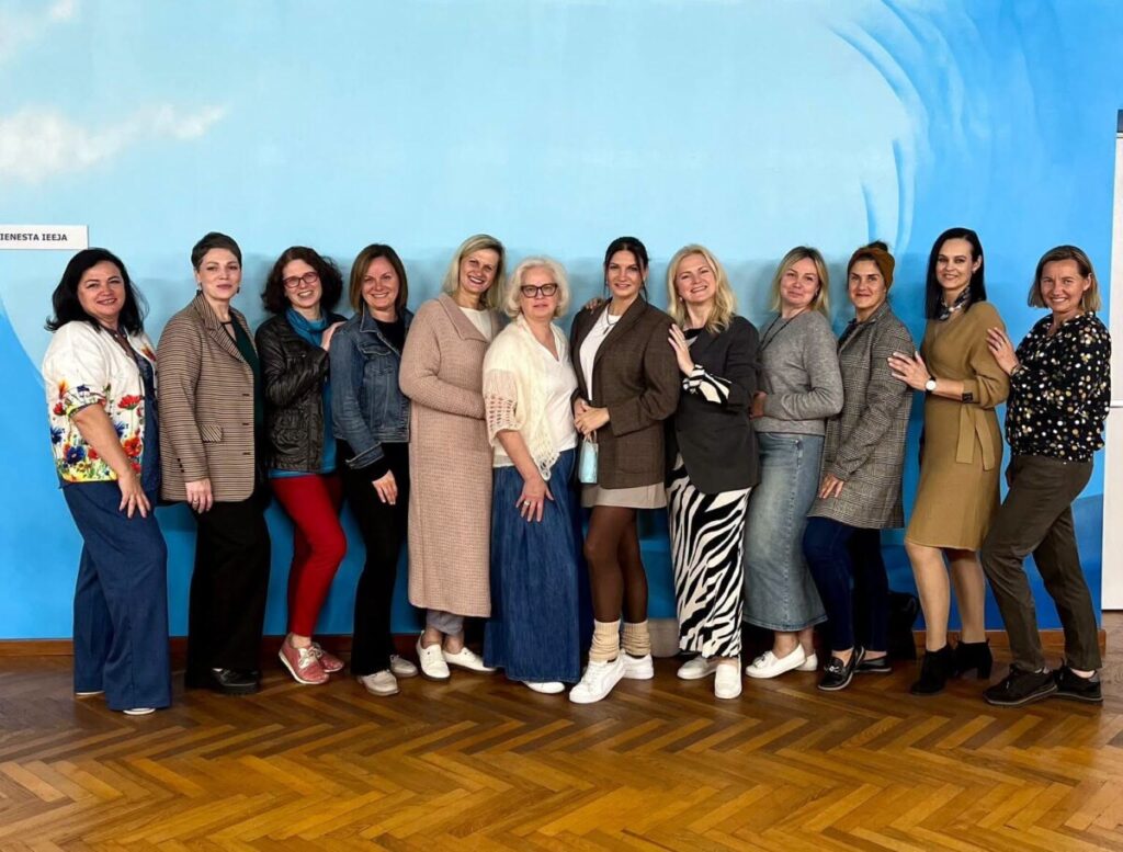 Daļa komandas Daugavpils Lilijas dalībnieču filmas "Uļa" pirmizrādē Daugavpilī. Sportistes Uļas stāstā saskatīja arī savu pieredzi. Foto no Daugavpils Liliju Facebook lapas