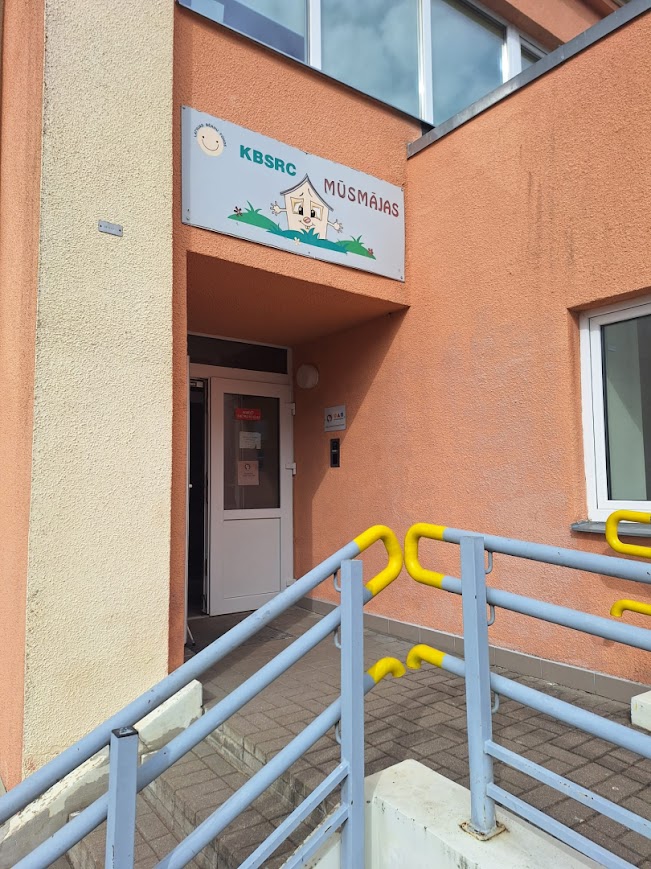 Ieeja Krāslavas Bērnu sociālās rehabilitācijas centrā “Mūsmājas” Pils ielā 5. Foto no Krāslavas pašvaldības tīmekļvietnes