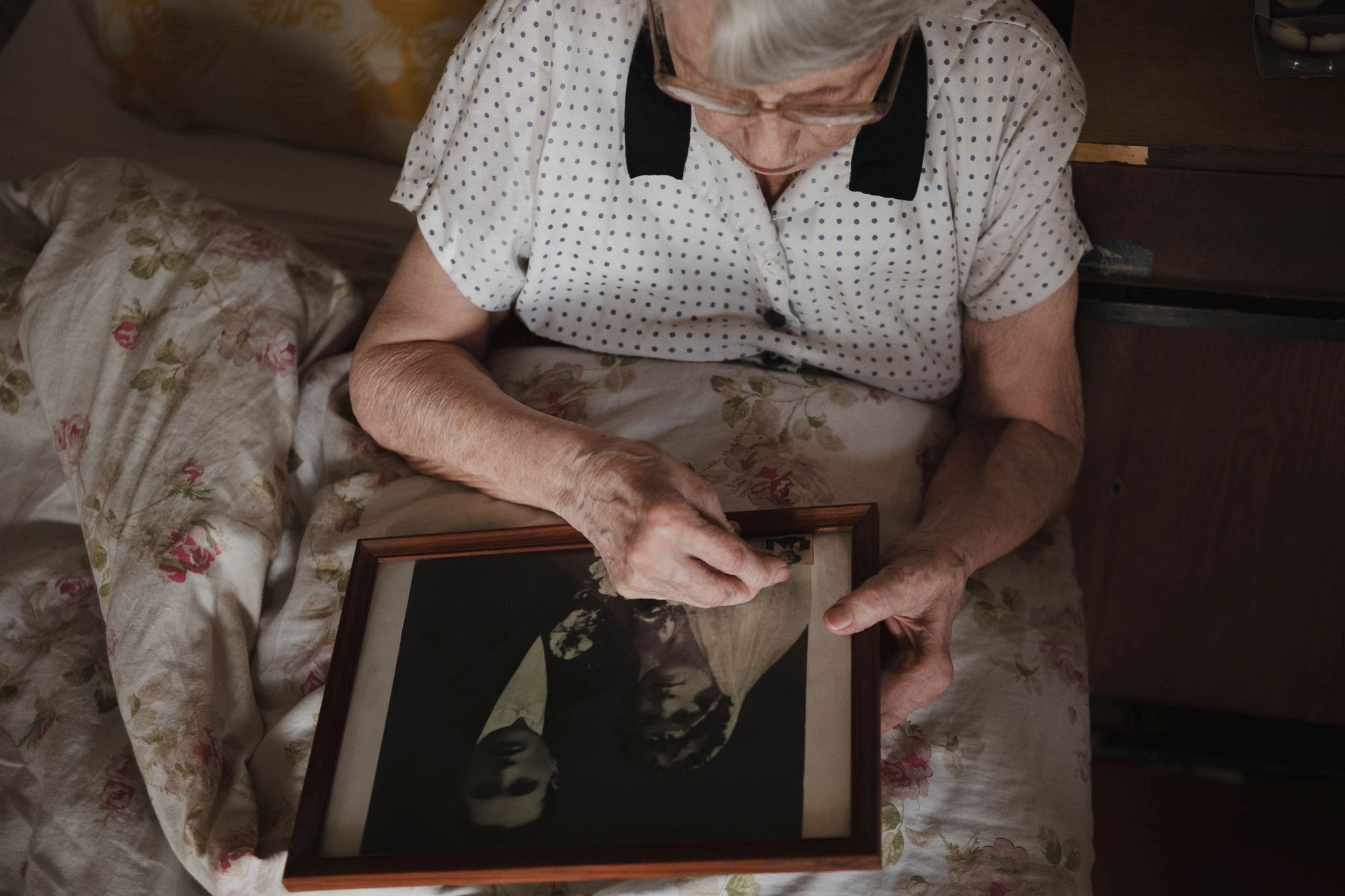 Veronika tur rāmīti ar vecu fotogrāfiju.