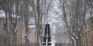 Piemineklis kritušajiem Latvijas armijas 10. Aizputes kājnieku pulka karavīriem Cietokšņa dārzā. 2019. gads. Foto: Jeļena Ivancova