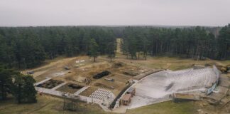 Jauni soliņi, apgaismojums un celiņi. Kā Stropu estrādi labiekārto Latgales Dziesmu svētkiem Labiekārtošanas darbi Stropu estrādē Daugavpilī. 2025. gada 12. marts. Foto: Jevgeņijs Ratkovs