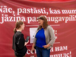 Baltijas pētnieciskās žurnālistikas centra “Re:Baltica” un “Chayka” komanda pie mobilās redakcijas Daugavpilī. 2023. gada 25. augusts. Foto: Viola Oleinikova