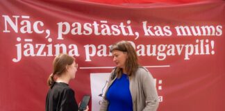 Baltijas pētnieciskās žurnālistikas centra “Re:Baltica” un “Chayka” komanda pie mobilās redakcijas Daugavpilī. 2023. gada 25. augusts. Foto: Viola Oleinikova