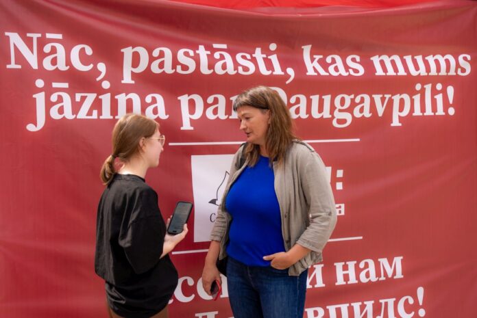 DSC00638 Baltijas pētnieciskās žurnālistikas centra “Re:Baltica” un “Chayka” komanda pie mobilās redakcijas Daugavpilī. 2023. gada 25. augusts. Foto: Viola Oleinikova