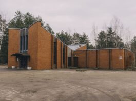 Daugavpiliete sūdzas par kapliču komunālajos kapos. Dome izvērtē, vai ir vērts ieguldīt remontdarbos Kapliča Daugavpils komunālajos kapos. 2025. gada 13. marts. Foto: Jevgeņijs Ratkovs