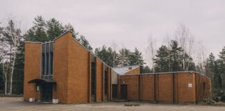 Daugavpiliete sūdzas par kapliču komunālajos kapos. Dome izvērtē, vai ir vērts ieguldīt remontdarbos Kapliča Daugavpils komunālajos kapos. 2025. gada 13. marts. Foto: Jevgeņijs Ratkovs