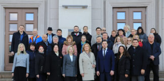 Nacionālās apvienības saieta dalībnieki Daugavpilī. Starp tiem arī partijas pieteiktie kandidāti pašvaldību vēlēšanām Daugavpils domē. 2025. gada 31. janvāris. Foto no Nacionālās apvienības “Facebook” lapas.
