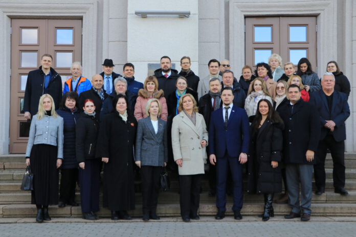 485025664_1206714957687390_8457461555268361755_n-2 Nacionālās apvienības saieta dalībnieki Daugavpilī. Starp tiem arī partijas pieteiktie kandidāti pašvaldību vēlēšanām Daugavpils domē. 2025. gada 31. janvāris. Foto no Nacionālās apvienības “Facebook” lapas.