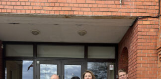 Partijas “Daugavpils — mana pils” saraksta līdere Olga Petkeviča ar saviem partijas biedriem. Foto no Olgas “Facebook” lapas.