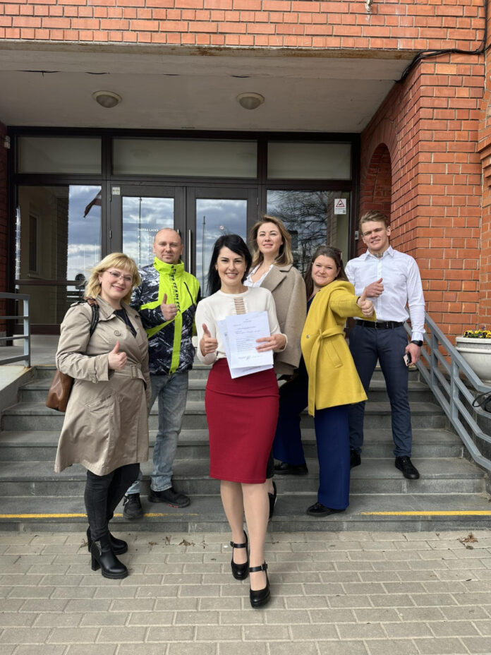 Partijas “Daugavpils — mana pils” saraksta līdere Olga Petkeviča ar saviem partijas biedriem. Foto no Olgas “Facebook” lapas. Partijas “Daugavpils — mana pils” saraksta līdere Olga Petkeviča ar saviem partijas biedriem. Foto no Olgas “Facebook” lapas.