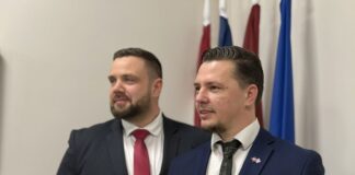 Nacionālās apvienības (NA) līderis Daugavpilī, uzņēmējs Andrejs Zelčs un Saeimas deputāts Jānis Vitenbergs 31. janvāra NA saietā Daugavpilī. Foto: Anna Luīze Ruskule