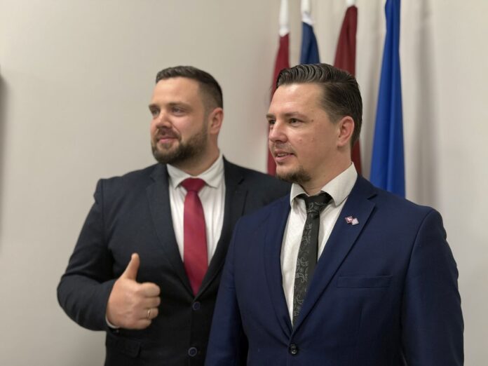 Nacionālās apvienības (NA) līderis Daugavpilī, uzņēmējs Andrejs Zelčs un Saeimas deputāts Jānis Vitenbergs 31. janvāra NA saietā Daugavpilī. Foto: Anna Luīze Ruskule