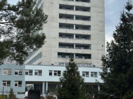 Vai Daugavpils reģionālo slimnīcu tiešām pamet ārsti? Slimnīcas vadība skaidro situāciju Daugavpils reģionālā slimnīca. 2025. gada 31. martā. Foto: Anna Kusiņa
