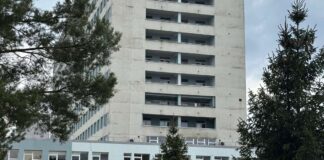 Vai Daugavpils reģionālo slimnīcu tiešām pamet ārsti? Slimnīcas vadība skaidro situāciju Daugavpils reģionālā slimnīca. 2025. gada 31. martā. Foto: Anna Kusiņa