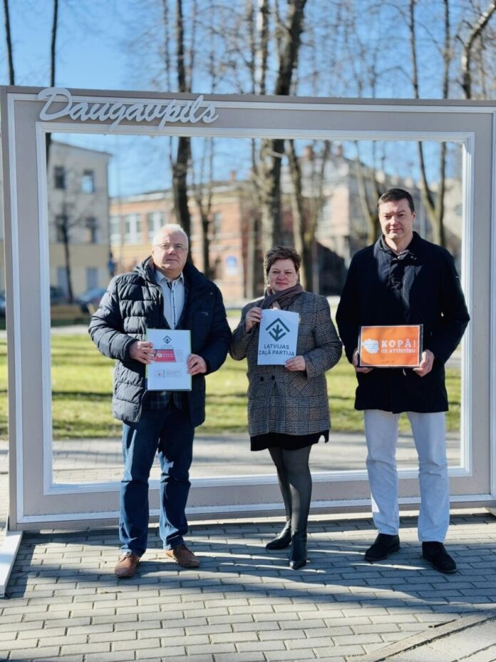 “Daugavpils novada partijas” un Latvijas Zaļās partijas apvienotais saraksta līderi Daugavpilī: Ivars Šķinčs (otrais numurs), Biruta Mūrniece (trešais numurs) un Pēteris Dzalbe (pirmais numurs). Foto no Pētera Dzalbes “Facebook” lapas