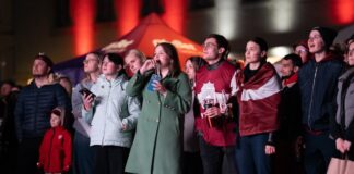 Daugavpils dome cīnās pret spēļu zālēm, bet ļauj bukmeikeru zīmoliem reklamēties pilsētas centrā – kāpēc tā? Daugavpils iedzīvotāji vēro hokeju Vienības laukumā. 2025. gada 10. maijā. Foto: Andrejs Jemeļjanovs / Daugavpils valstspilsētas pašvaldība.