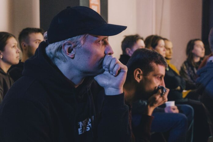 mariupol Daugavpilī aizvadīts filmas “20 dienas Mariuopolē” seanss. Foto: Jevgeņijs Ratkovs