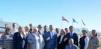 Partijas “Sarauj, Latgale!” saraksta līderis Daugavpilī Andrejs Elksniņš (centrā) un viņa partijas biedri, kandidāti gaidāmajām pašvaldību vēlēšanām. Foto no partijas “Facebook” lapas