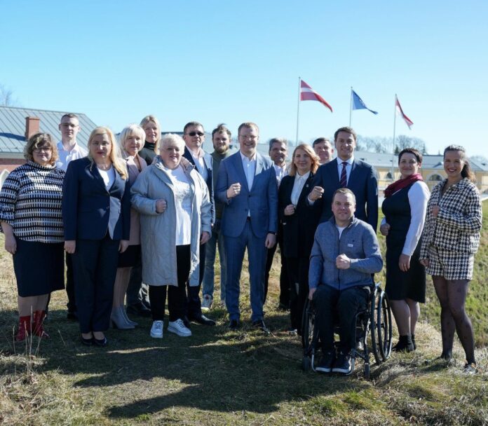 sarauj latgale Partijas “Sarauj, Latgale!” saraksta līderis Daugavpilī Andrejs Elksniņš (centrā) un viņa partijas biedri, kandidāti gaidāmajām pašvaldību vēlēšanām. Foto no partijas “Facebook” lapas