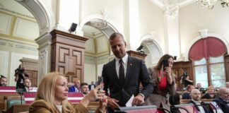 Rosļikovu izslēdz no Saeimas sēdes par runāšanu no tribīnes krievu valodā Saeimas deputāts Aleksejs Rosļikovs 5. jūnija Saeimas sēdē. Foto: Reinis Inkēns