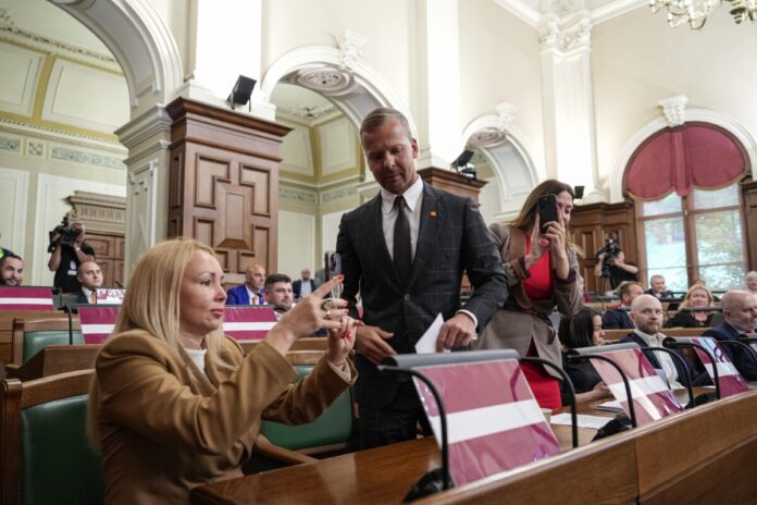 Saeimas deputāts Aleksejs Rosļikovs 5. jūnija Saeimas sēdē. Foto: Reinis Inkēns