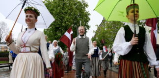 Elksniņš domē mazinās birokrātiju un samazinās komiteju skaitu Daugavpils domes priekšsēdētājs Andrejs Elksniņš piedalās tautastērpu gājienā "Uzvelc savu tautastērpu par godu Latvijai!" Latvijas Neatkarības atjaunošanas 35.gadadienā Daugavpilī. Foto: Ivars Soikāns / LETA