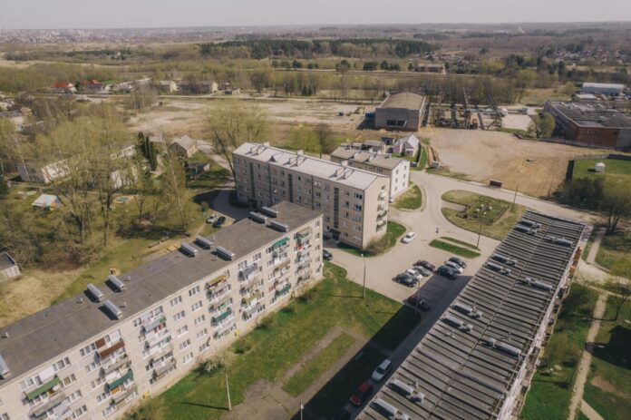 Daudzdzīvokļu mājas Kalkūnu apkaimē, netālu no kurām bija iecerēts būvēt būvgružu pārstrādes laukumu. 2025. gada 18. aprīlis. Foto: Jevgeņijs Ratkovs. Daudzdzīvokļu mājas Kalkūnu apkaimē, netālu no kurām bija iecerēts būvēt būvgružu pārstrādes laukumu. 2025. gada 18. aprīlis. Foto: Jevgeņijs Ratkovs.