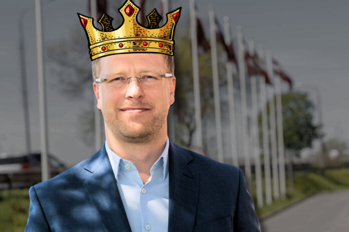 Daugavpils mērs Andrejs Elksniņš paziņoja, ka pilsētu jāvada vienam politiskajam spēkam. Foto: Chayka.lv kolāža Daugavpils mērs Andrejs Elksniņš paziņoja, ka pilsētu jāvada vienam politiskajam spēkam. Foto: no mēra "Facebook" konta/ Chayka.lv kolāža