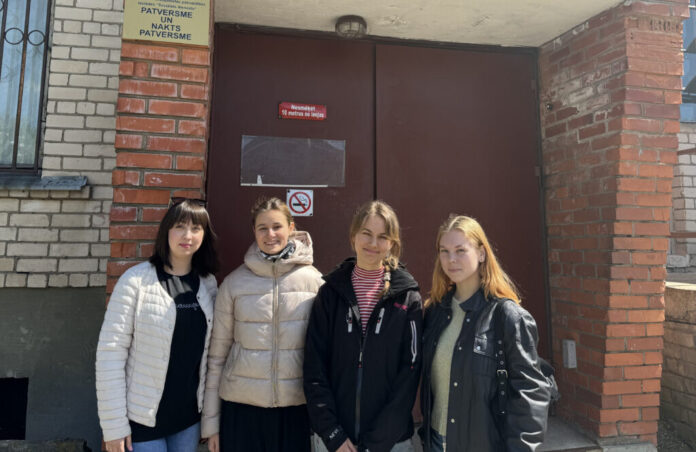 Daugavpils Sociālā dienesta vadītāja Marina Gerasimova un projekta HOPE: Homeless Are People dalībnieces – Veronika Kazakeviča, Oļesja Bogdane un Samanta Rakova. Foto no projekta arhīva. Daugavpils Sociālā dienesta vadītāja Marina Gerasimova un projekta HOPE: Homeless Are People dalībnieces – Veronika Kazakeviča, Oļesja Bogdane un Samanta Rakova. Foto no projekta arhīva.