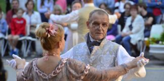 Bez kaujām, centrā — miers. Daugavpils cietoksnis aicina uz vēsturiskās rekonstrukcijas festivālu “Dinaburga 1812. Miers” Ampīra balle 2018. gadā Daugavpils cietoksnī. Foto: Daugavpils cietoksnis