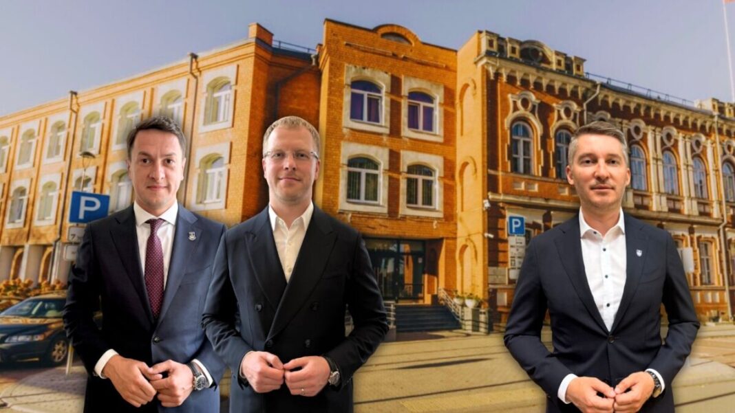 Daugavpils domes priekšsēdētāja vietnieks Igors Prelatovs, domes priekšsēdētājs Andrejs Elksniņš un domes deputāts Igors Aleksejevs. Chayka.lv kolāža