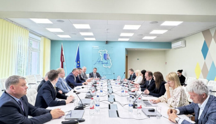 Viedās administrācijas un reģionālās attīstības ministra Raimonda Čudara tikšanās ar ar Latgales plānošanas reģiona pašvaldību vadītājiem un administrāciju. Foto: VARAM Viedās administrācijas un reģionālās attīstības ministra Raimonda Čudara tikšanās ar ar Latgales plānošanas reģiona pašvaldību vadītājiem un administrāciju. Foto: VARAM