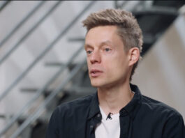 Krievijas žurnālists, video blogeris Jurijs Dudjs, kurš pēc Krievijas pilna mēroga iebrukuma Ukrainā atzīts par "ārvalstu aģentu". Ekrānuzņēmums no Dudja video.