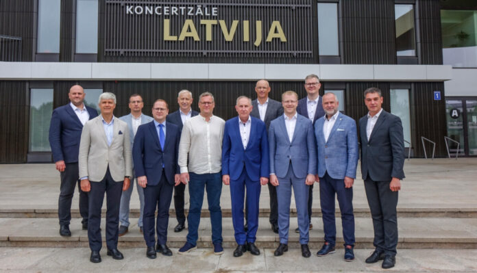 VARAM ministrs Raimonds Čudars un pašvaldību vadītāji Latvijas Lielo pilsētu asociācijas (LLPA) biedru kopsapulce Ventspilī. 2025. gada 16. jūlijs. Foto: VARAM VARAM ministrs Raimonds Čudars un pašvaldību vadītāji Latvijas Lielo pilsētu asociācijas (LLPA) biedru kopsapulce Ventspilī. 2025. gada 16. jūlijs. Foto: VARAM