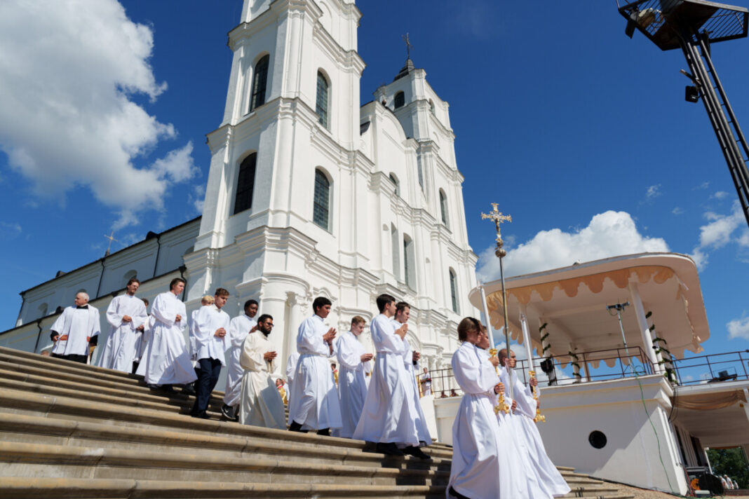 Vissvētākās Jaunavas Marijas Debesīs uzņemšanas svētki Aglonā. 2024. gads. Foto: Dāvis Doršs/ Valsts prezidenta kanceleja. Vissvētākās Jaunavas Marijas Debesīs uzņemšanas svētki Aglonā. 2024. gads. Foto: Dāvis Doršs/ Valsts prezidenta kanceleja.