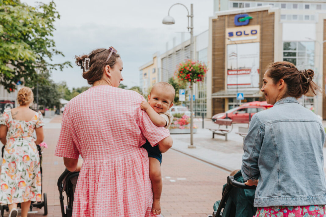 Zīdīšanas atbalsta gājiens Daugavpilī. 2025. gada 2. augusts. Šogad šis pasākums norisināsies 7. augustā. Foto: Irina Maskaļenko