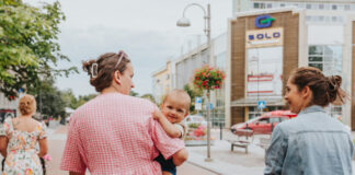 Zīdīšanas atbalsta gājiens Daugavpilī. 2025. gada 2. augusts. Šogad šis pasākums norisināsies 7. augustā. Foto: Irina Maskaļenko