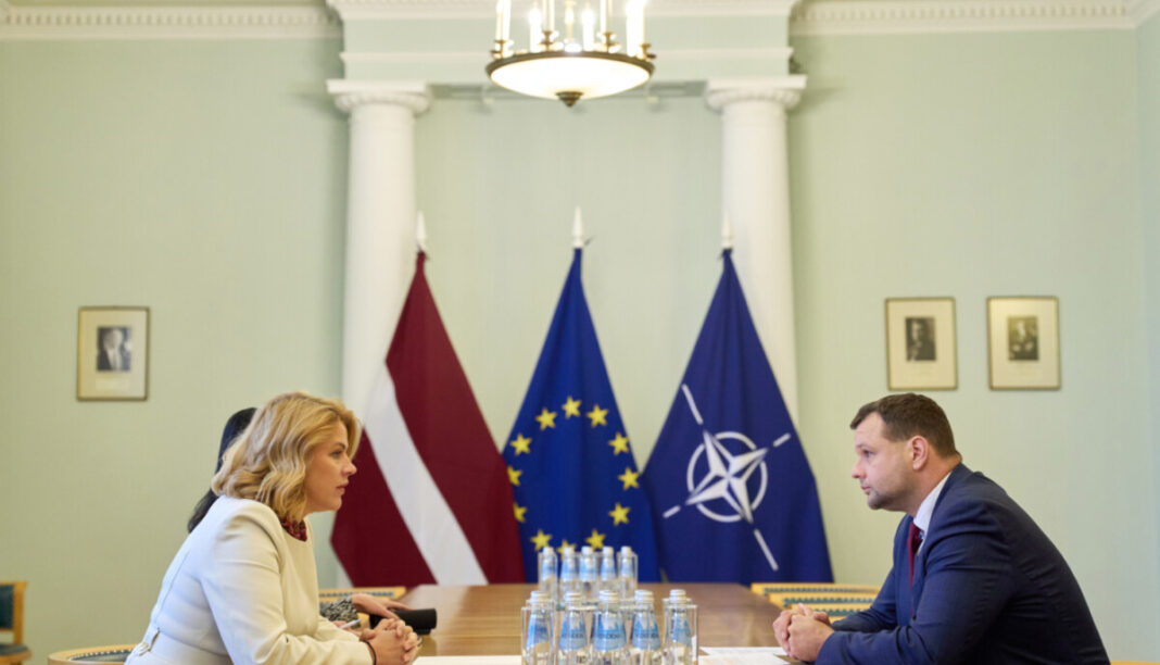 Premjerministre Evika Siliņa un labklājības ministrs Reinis Uzulnieks. Foto: Ministru kabinets Premjerministre Evika Siliņa un labklājības ministrs Reinis Uzulnieks. Foto: Ministru kabinets