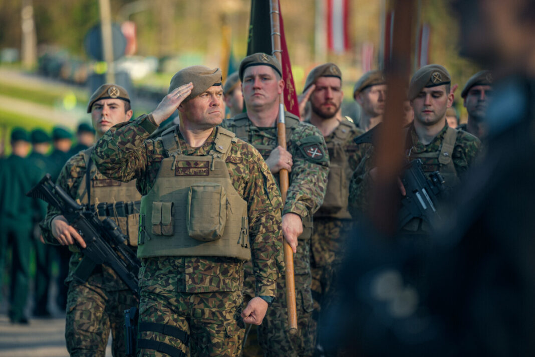 Nacionālo bruņoto spēku militārās parādes ģenerālmēģinājums Talsos. Foto: Latvijas armija Nacionālo bruņoto spēku militārās parādes ģenerālmēģinājums Talsos. Foto: Latvijas armija