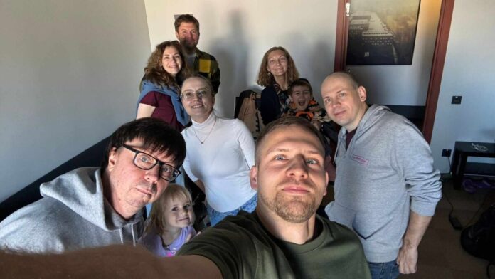 Projekta mazās partnerības “Fake Detective” dalībnieki, ko īstenoja organizācijas “Grem” (Latvija) un “MultiNutikas” (Igaunija) programmas “Erasmus+” ietvaros. Foto: projekta arhīvs.