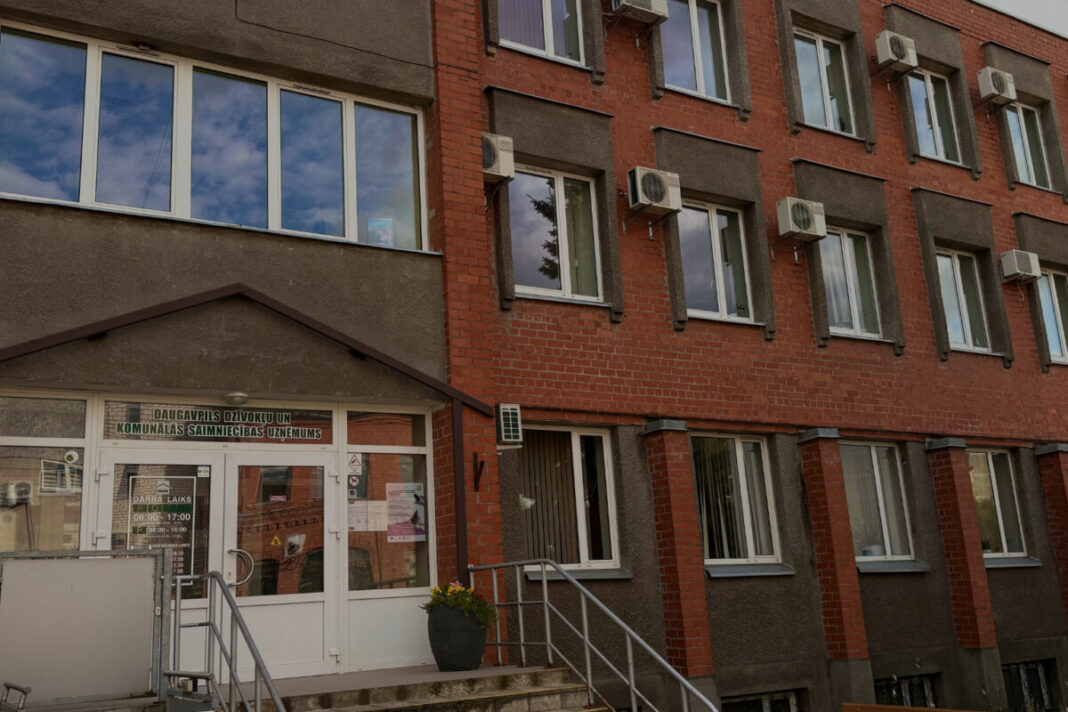 Daugavpils Dzīvokļu un komunālās saimniecības uzņēmums (DDzKSU) Liepājas ielā 21, Daugavpilī. Foto: Anna Luīze Ruskule/ Chayka.lv