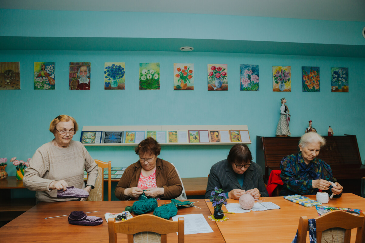 Adīšanas pulciņa nodarbība Daugavpils dienas centrā “Saskarsme”. 2025. gada 15. septembrī. Foto: Irina Maskaļenko / Chayka.lv