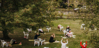 Pulciņa “Kustība” nodarbības vada Ļudmila Kuzmina. Kad laiks ir labs, centra apmeklētāji nodarbojas ārā. 2025. gada 15. septembrī. Foto: Irina Maskaļenko / Chayka.lv