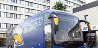 Minskā fiksēts autobuss ar Daugavpils hokeja kluba "Dinaburg" atribūtiku skatlogos. Foto: fotobus.msk.ru