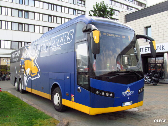3677723 Minskā fiksēts autobuss ar Daugavpils hokeja kluba "Dinaburg" atribūtiku skatlogos. Foto: fotobus.msk.ru