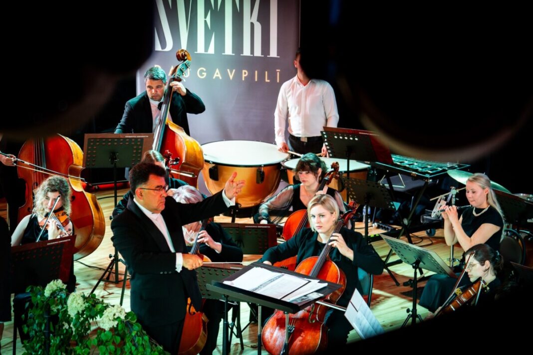 527746037_1350364880426372_6105515964547012816_n-2 "Daugavpils Sinfonietta" un orķestra mākslinieciskais vadītājs Jevgeņijs Ustinskovs. Foto: Daugavpils Vienības nams